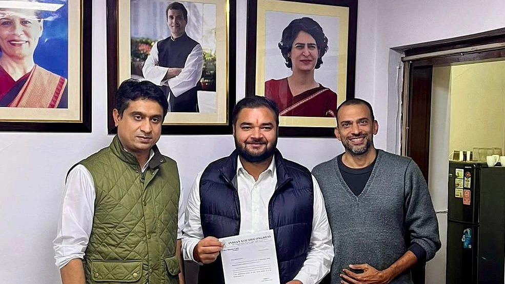 <div class="paragraphs"><p>دہلی یوتھ کانگریس کے نومنتخب صدر اکشے لاکڑا تقرری نامہ دکھاتے ہوئے</p></div>