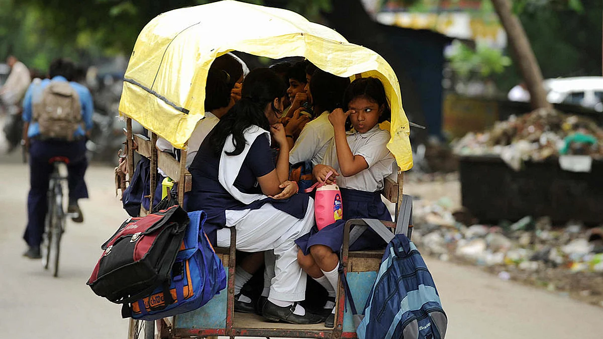 <div class="paragraphs"><p>اسکول جاتے بچے / Getty Images</p></div>