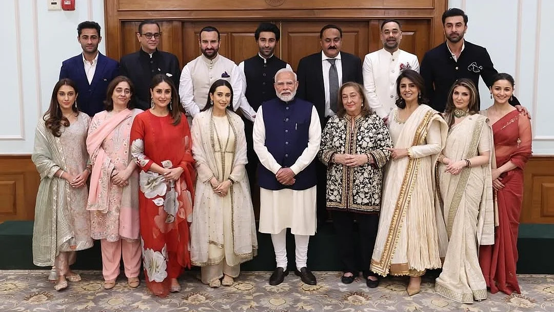 <div class="paragraphs"><p>کپور فیملی کے ساتھ پی ایم مودی، تصویر انسٹاگرام (کرینا کپور خان)</p></div>