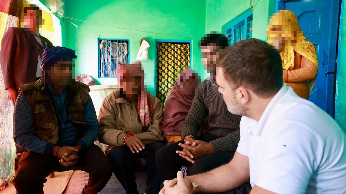 <div class="paragraphs"><p>ہاتھرس میں متاثرہ کنبہ سے ملاقات کرتے ہوئے راہل گاندھی، تصویر <a href="https://x.com/RahulGandhi">@RahulGandhi</a></p></div>