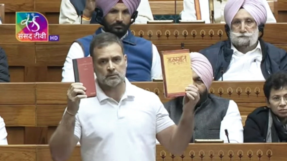 <div class="paragraphs"><p>لوک سبھا میں ہندوستانی آئین اور منوسمرتی کی کاپی دکھاتے ہوئے راہل گاندھی</p></div>