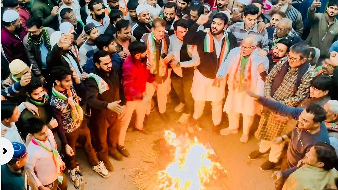 <div class="paragraphs"><p>مظاہرہ کرتے ہوئے کانگریس لیڈران و کارکنان</p></div>