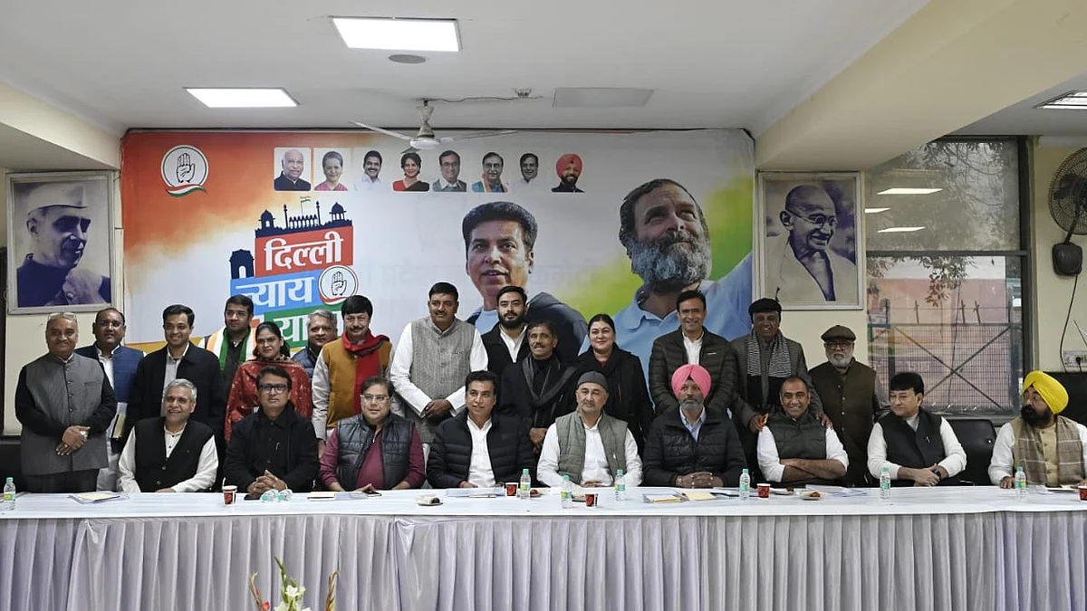 <div class="paragraphs"><p>ہارون یوسف (بیٹھے ہوئے دائیں سے دوسرے) اور دیگر کانگریس لیڈران، تصویر ویپن/قومی آواز</p></div>