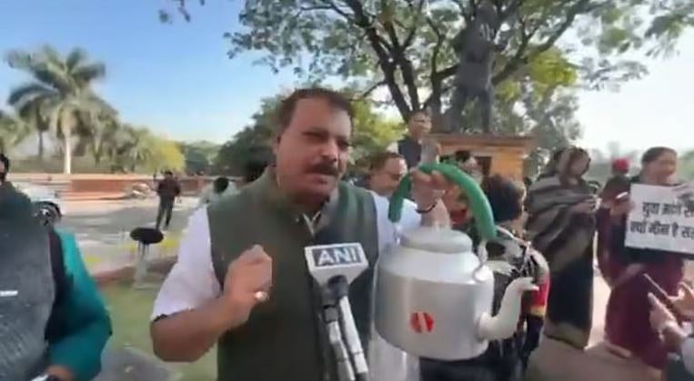 مدھیہ پردیش: بے روزگاری کے خلاف کانگریس اراکین اسمبلی نے ’کیتلی‘ کے ساتھ کیا مظاہرہ، بی جے پی کو یاد دلائے وعدے