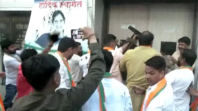 <div class="paragraphs"><p>ممبئی میں کانگریس دفتر پر بی جے پی حامیوں کے ذریعہ حملہ کا منظر، ویڈیو گریب</p></div>