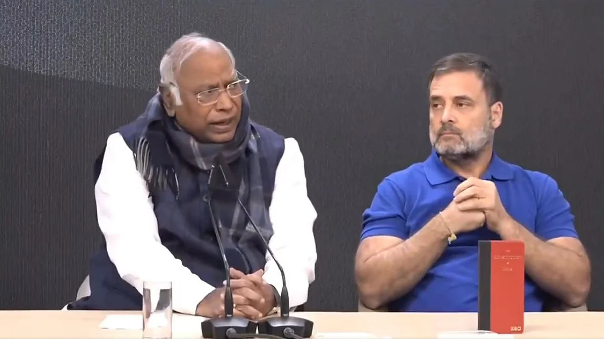 <div class="paragraphs"><p>ملکارجن کھڑگے اور راہل گاندھی پریس کانفرنس کرتے ہوئے</p></div>