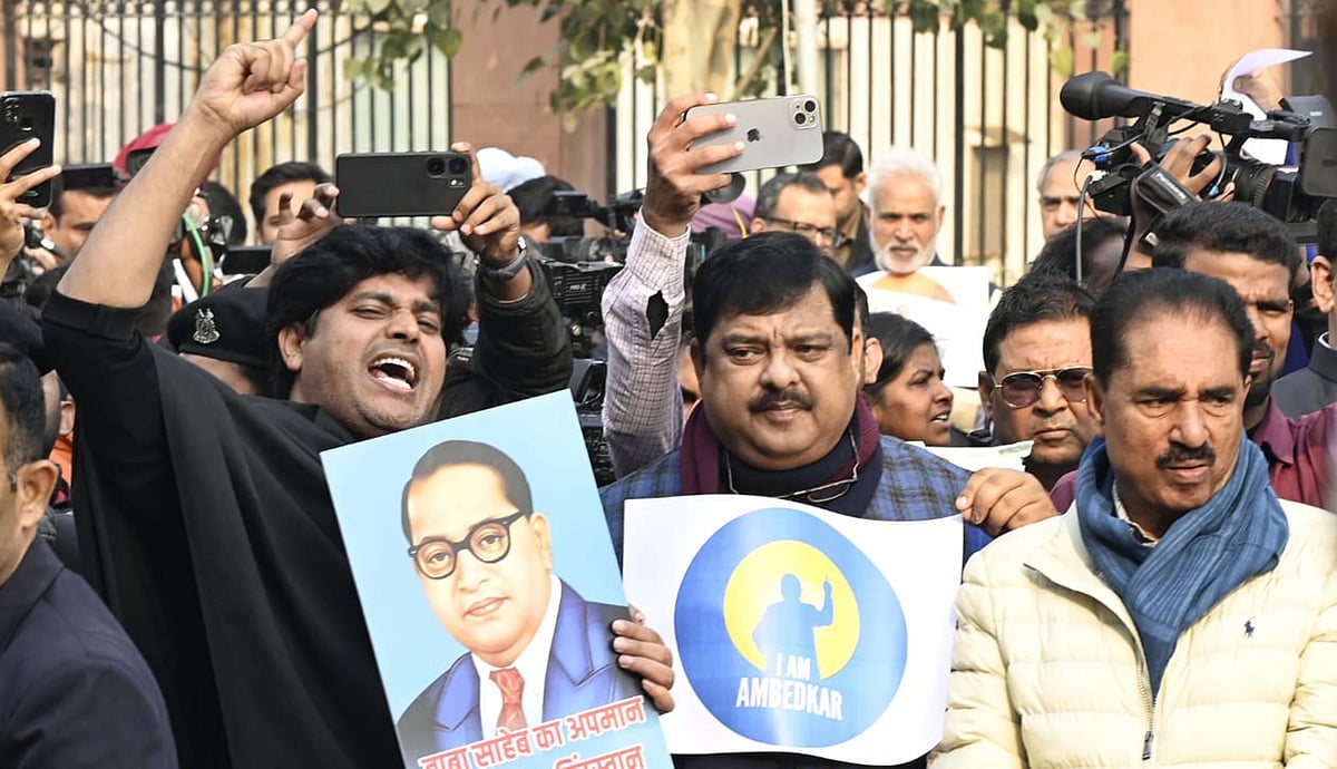 امت شاہ کے تبصرے کے خلاف اپوزیشن کا پارلیمنٹ کے باہر احتجاج، پرینکا، ڈمپل اور کھڑگے کی شرکت