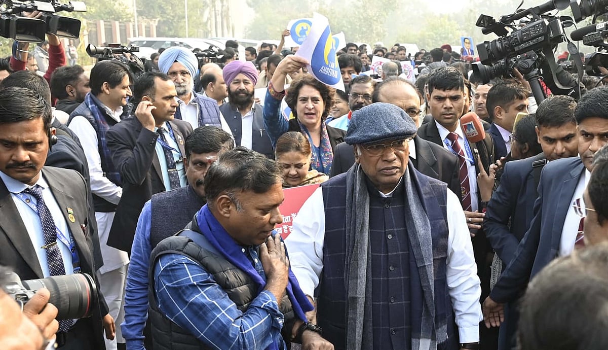 امت شاہ کے تبصرے کے خلاف اپوزیشن کا پارلیمنٹ کے باہر احتجاج، پرینکا، ڈمپل اور کھڑگے کی شرکت