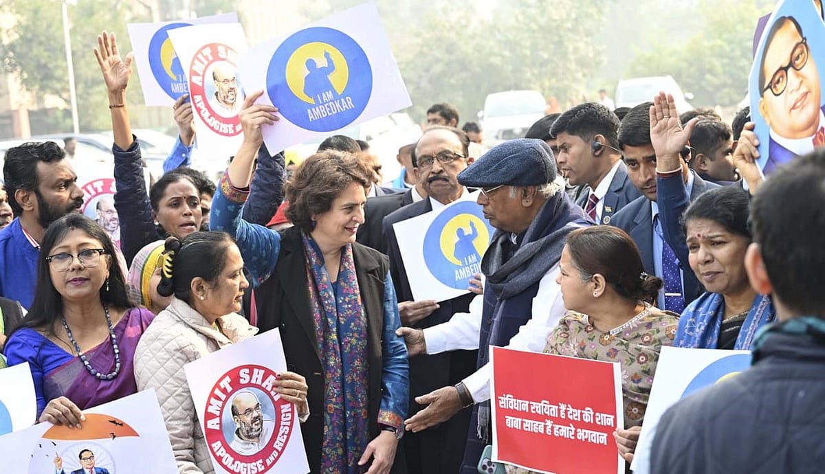 امت شاہ کے تبصرے کے خلاف اپوزیشن کا پارلیمنٹ کے باہر احتجاج، پرینکا، ڈمپل اور کھڑگے کی شرکت