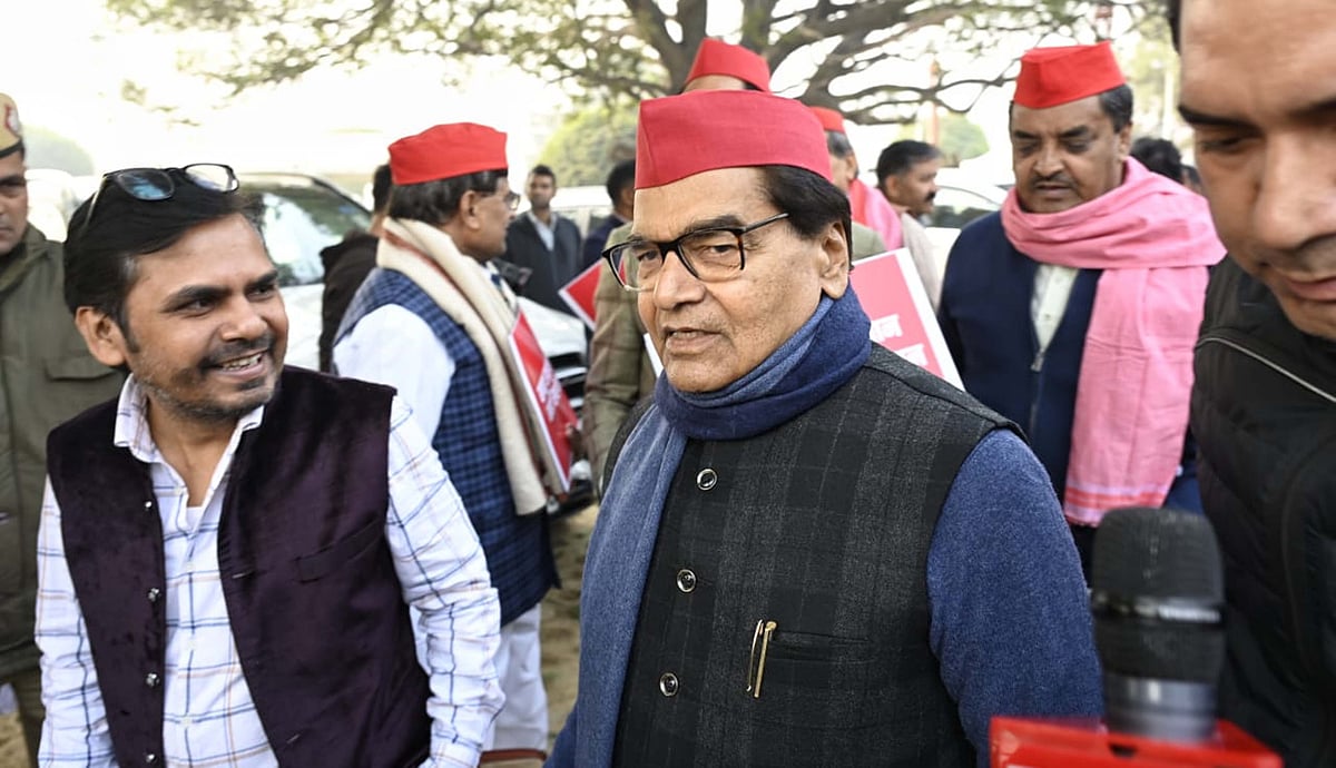 امت شاہ کے تبصرے کے خلاف اپوزیشن کا پارلیمنٹ کے باہر احتجاج، پرینکا، ڈمپل اور کھڑگے کی شرکت