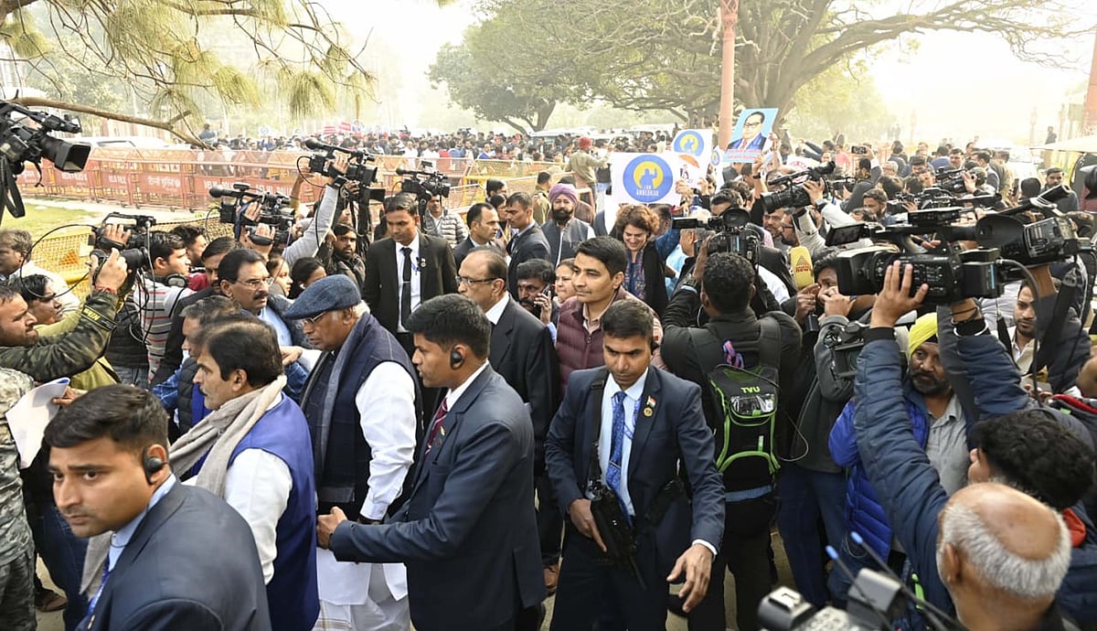 امت شاہ کے تبصرے کے خلاف اپوزیشن کا پارلیمنٹ کے باہر احتجاج، پرینکا، ڈمپل اور کھڑگے کی شرکت