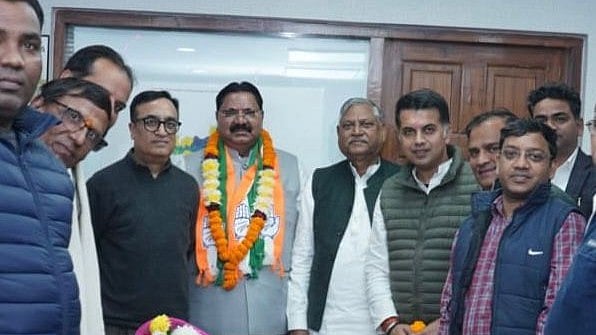 <div class="paragraphs"><p>عآپ لیڈر ساگر نے کانگریس میں شمولیت اختیار کی</p></div>