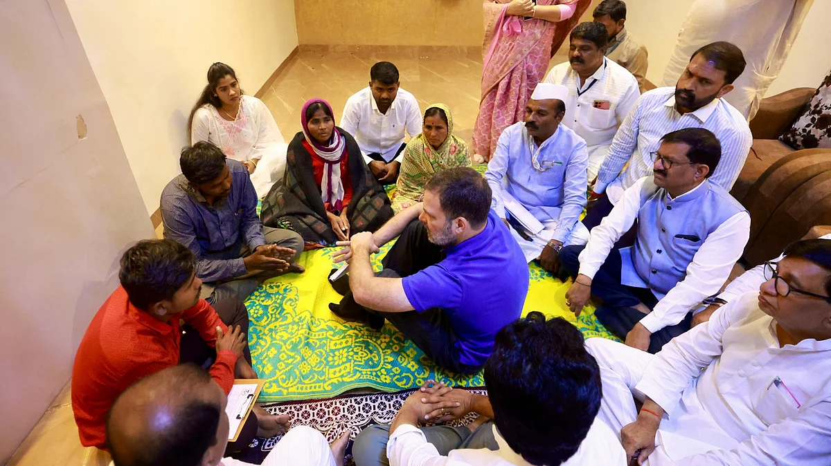 <div class="paragraphs"><p>سومناتھ سوریہ ونشی کے کنبہ سے ملاقات کرتے ہوئے راہل گاندھی، تصویر @INCIndia</p></div>