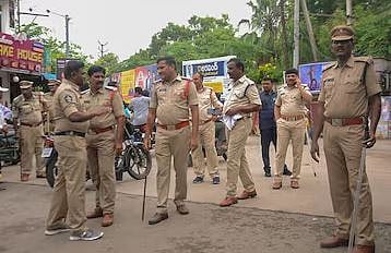 گاڑی پارک کرنے کے جھگڑے میں 2 فریق کے درمیان زبردست تصادم، لاٹھی-ڈنڈے اور تلواریں لہراتی نظر آئیں، 6 افراد زخمی