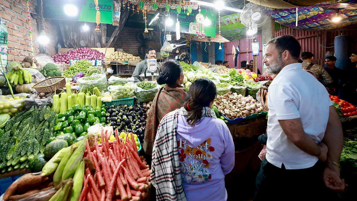 <div class="paragraphs"><p>سبزی مارکیٹ میں سبزیوں کی قیمت پوچھتے ہوئے راہل گاندھی، تصویر @INCIndia</p></div>