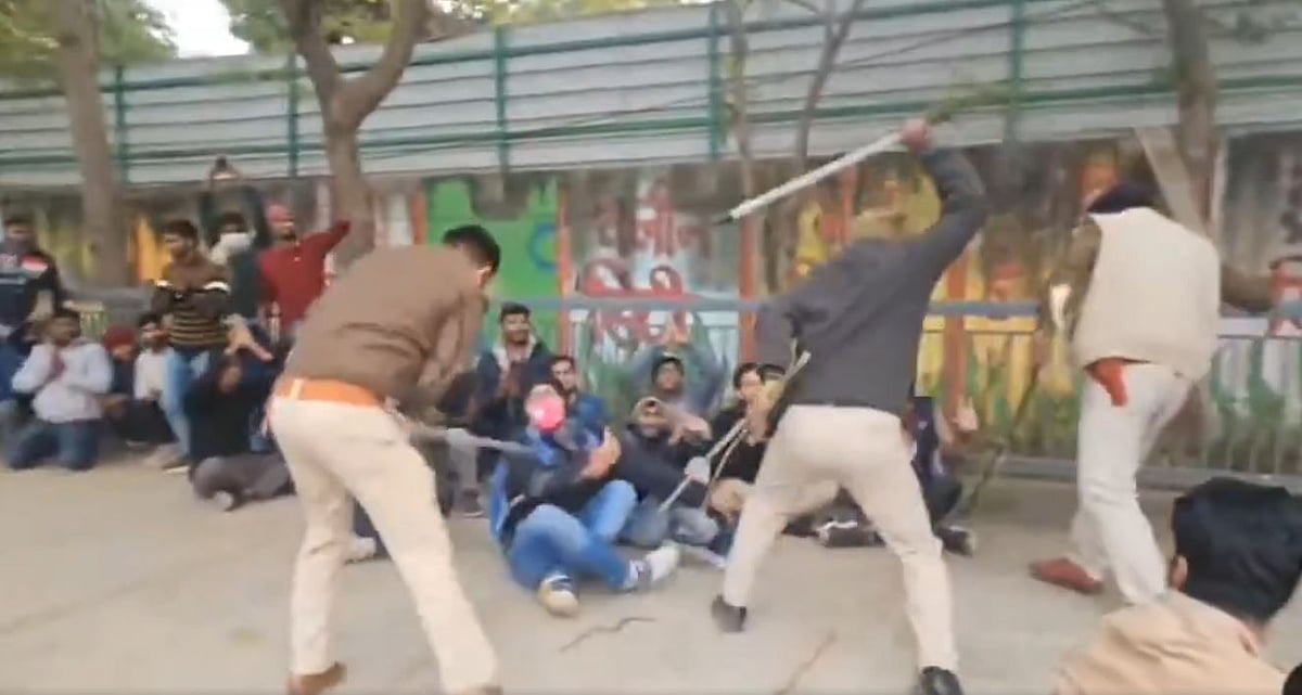 پٹنہ: ’بہار کی بے رحم پولیس‘، بی پی ایس سی دفتر کا گھیراؤ کرنے پہنچے طلبا پر پولیس کا لاٹھی چارج، کانگریس حملہ آور