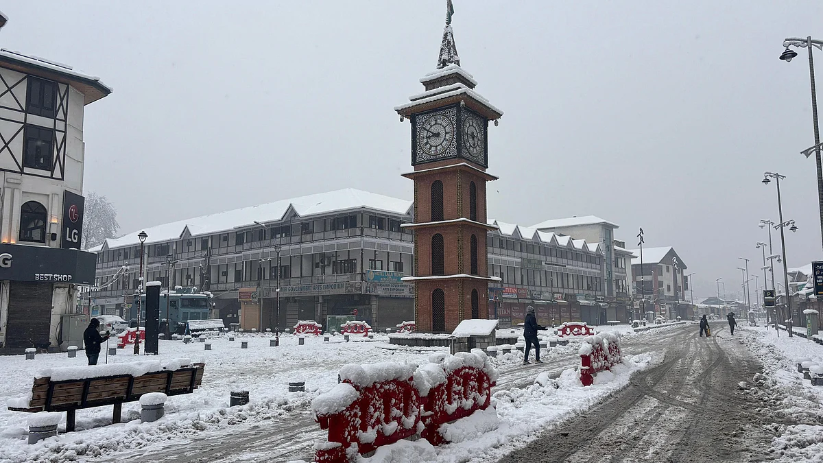 <div class="paragraphs"><p>جموں و کشمیر میں سیزن کی پہلی برف باری کے بعد ہر جگہ نظر آ رہی برف کی چادر</p></div>