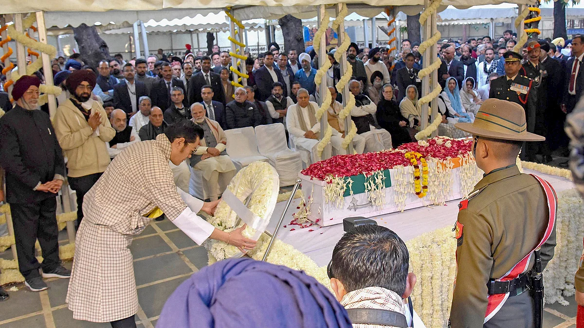 <div class="paragraphs"><p>ڈاکٹر منموہن سنگھ کی آخری رسومات کے موقع پر انھیں خراج عقیدت پیش کرتے ہوئے بھوٹان کے بادشاہ جگمے کھیسر</p></div>