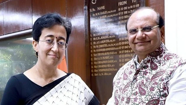 <div class="paragraphs"><p>دہلی کے لیفٹیننٹ گورنر وی کے سکسینہ اور وزیر اعلیٰ آتشی، تصویر <a href="https://twitter.com/AamAadmiParty">@AamAadmiParty</a></p></div>