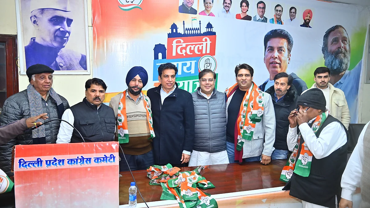 <div class="paragraphs"><p>عآپ لیڈران کو کانگریس میں شامل کرتے ہوئے دہلی ریاستی صدر دیویندر یادو</p></div>