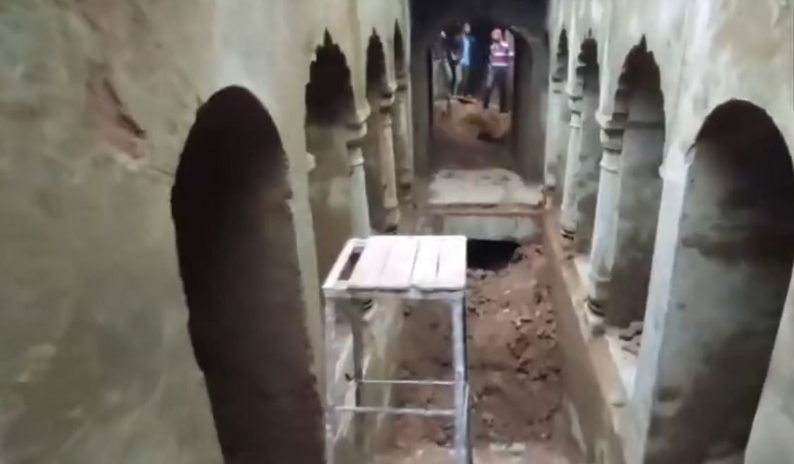 سنبھل: باؤڑی کی کھدائی میں اچانک نکلنے لگا دھواں، خطرناک اشارہ ملتے ہی اے ایس آئی نے مزدوروں کو نکالا باہر!