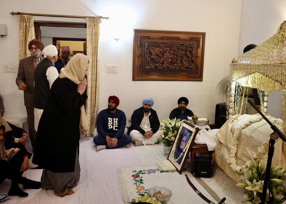 <div class="paragraphs"><p>ڈاکٹر منموہن سنگھ کی رہائش پر منقعد ’اکھنڈ پاٹھ‘ میں سونیا گاندھی کی شرکت</p></div>