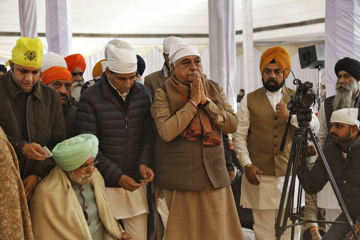 <div class="paragraphs"><p>گرودوارہ رکاب گنج میں کانگریس لیڈران، تصویر ویپن</p></div>