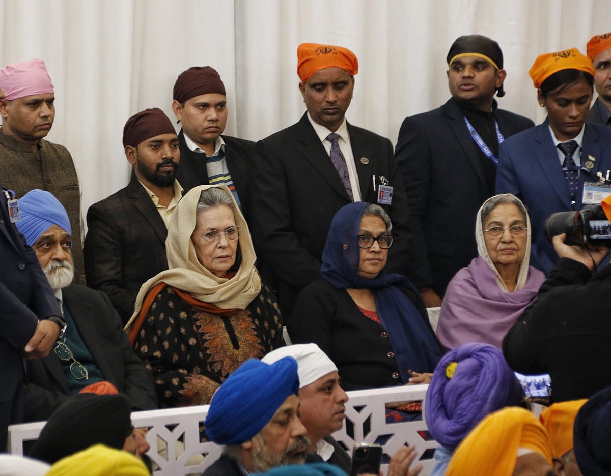 <div class="paragraphs"><p>گرودوارہ رکاب گنج میں ڈاکٹر منموہن سنگھ کی شریک حیات گرشرن کور، کانگریس لیڈر سونیا گاندھی و دیگر</p></div>