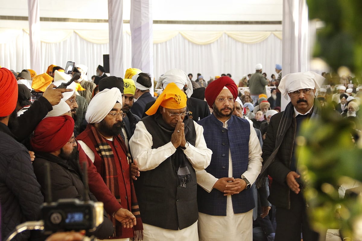 <div class="paragraphs"><p>گرودوارہ رکاب گنج میں کانگریس صدر کھڑگے</p></div>