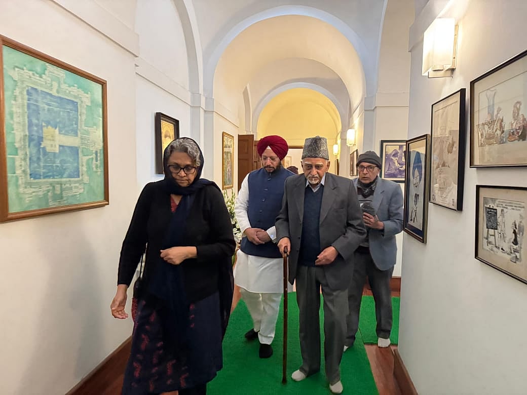 <div class="paragraphs"><p>ڈاکٹر منموہن سنگھ کی رہائش پر منقعد ’اکھنڈ پاٹھ‘ میں شرکت کے لیے پہنچے سابق نائب صدر جمہوریہ حامد انصاری</p></div>