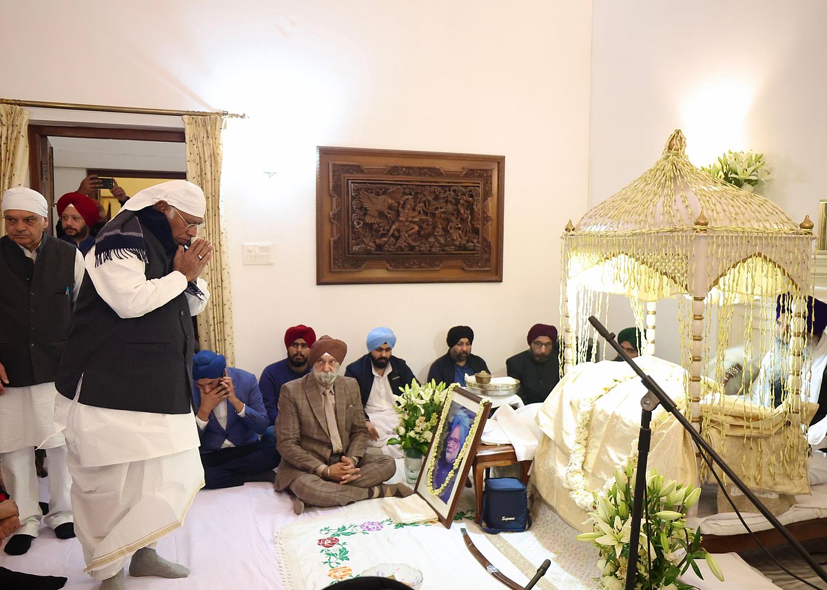 <div class="paragraphs"><p>ڈاکٹر منموہن سنگھ کی رہائش پر منقعد ’اکھنڈ پاٹھ‘ میں ملکارجن کھڑگے کی شرکت</p></div>