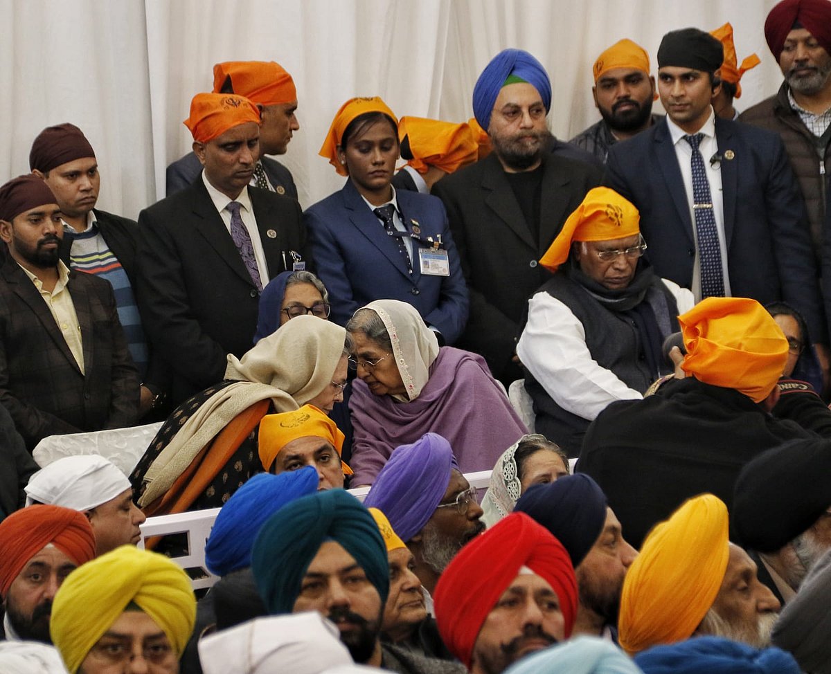 <div class="paragraphs"><p>گرودوارہ رکاب گنج میں ڈاکٹر منموہن سنگھ کی شریک حیات گرشرن کور (بیٹھی ہوئی درمیان میں)، کانگریس صدر کھڑگے (بیٹھے ہوئے دائیں) اور سونیا گاندھی (بیٹھی ہوئی بائیں)</p></div>