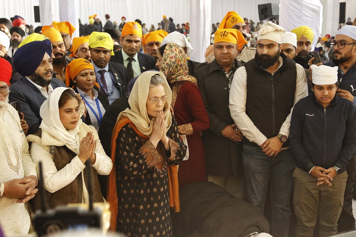 <div class="paragraphs"><p>گرودوارہ رکاب گنج میں سونیا گاندھی و دیگر، تصویر ویپن</p></div>