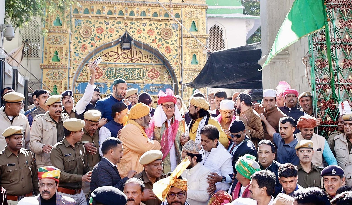 <div class="paragraphs"><p>چادر پیش کرنے کے لیے اجمیر شریف پہنچے مرکزی وزیر کرن رجیجو / تصویر بشکریہ ایکس / @ChairmanAISSC</p></div>