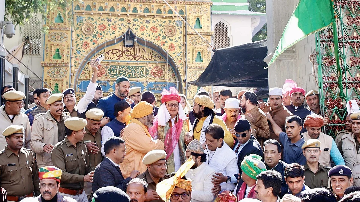 <div class="paragraphs"><p>چادر پیش کرنے کے لیے اجمیر شریف پہنچے مرکزی وزیر کرن رجیجو / تصویر بشکریہ ایکس /&nbsp;@ChairmanAISSC</p></div>