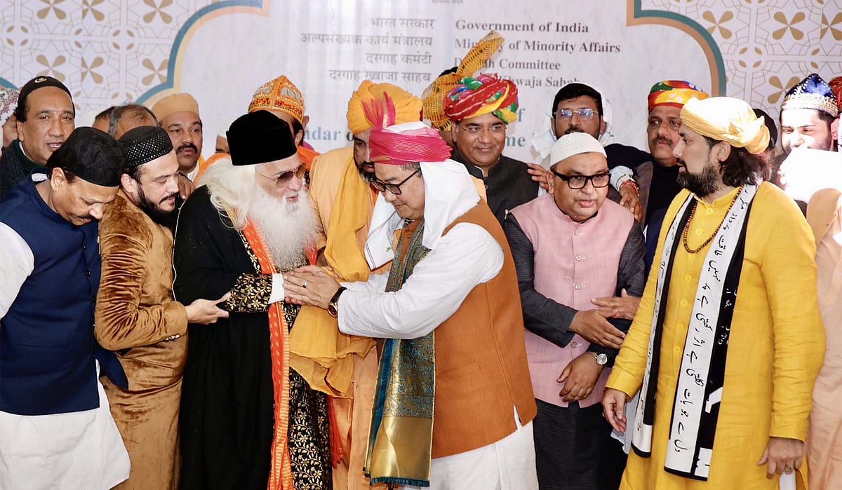 خواجہ غریب نوازؒ کے عرس پر وزیراعظم کی چادر پیش، کرن رجیجو نے دیا امن و بھائی چارے کا پیغام