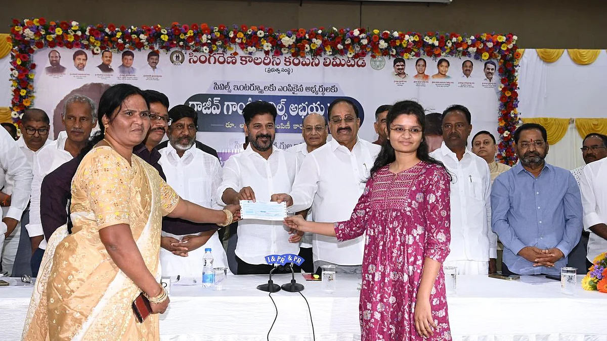 <div class="paragraphs"><p>طالبہ کو ایک لاکھ روپے کا چیک دیتے ہوئے وزیر اعلیٰ ریونت ریڈی</p></div>