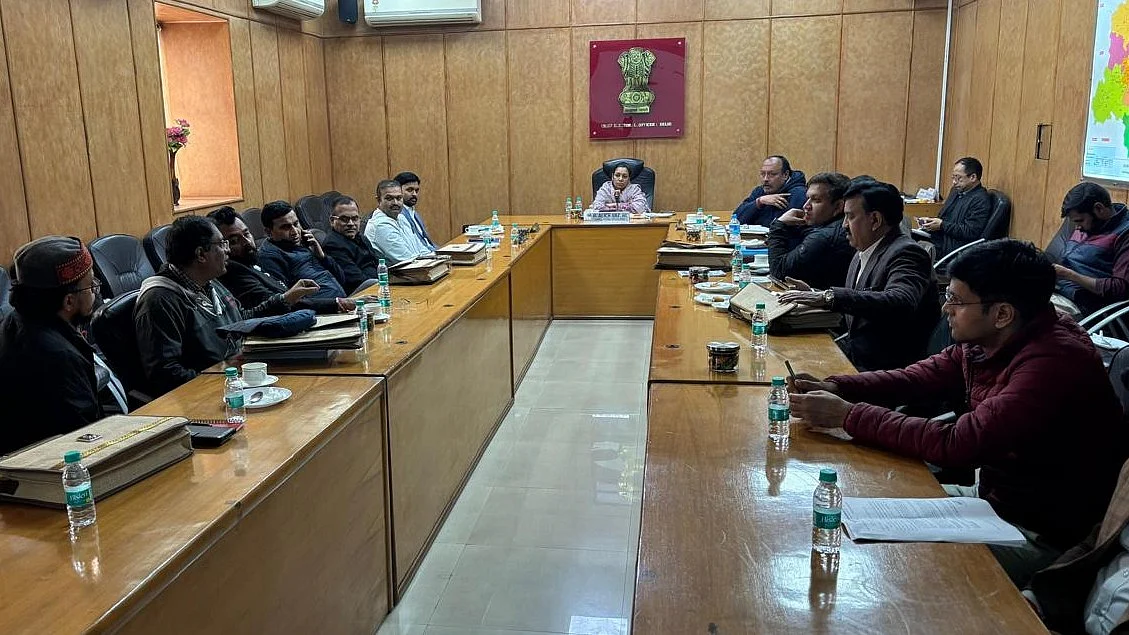 <div class="paragraphs"><p>دہلی کی چیف الیکٹورل افسر ایلس واز سیاسی پارٹیوں کے نمائندوں کے ساتھ میٹنگ کرتی ہوئی</p></div>