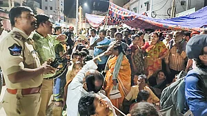 تروپتی میں بھگدڑ: بیمار خاتون کے لیے کھلا گیٹ، ہجوم بے قابو، 6 جاں بحق، درجنوں زخمی