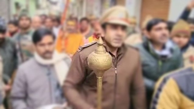 سنبھل کے سرکل افسر پر مذہبی جلوس کے دوران وردی میں ’گدا‘ لے کر چلنے کا الزام، نوٹس جاری