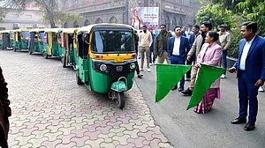 دہلی اسمبلی انتخاب: ووٹرس کو بیدار کرنے کے مشن پر نکلے آٹو، چیف الیکٹورل افسر نے دکھائی ہری جھنڈی