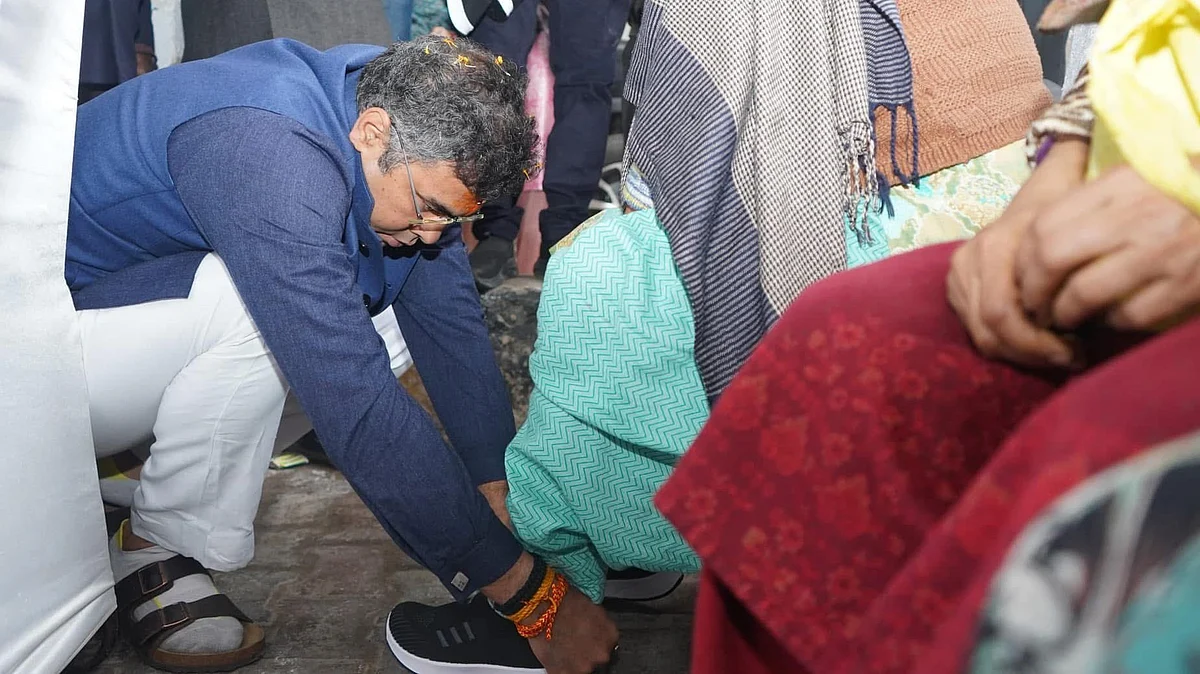 <div class="paragraphs"><p>ایک خاتون کو جوتا پہناتے ہوئے پرویش ورما، تصویر&nbsp;<a href="https://x.com/p_sahibsingh">@p_sahibsingh</a></p></div>
