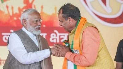 <div class="paragraphs"><p>عصمت دری کے الزامات کا سامنا کر رہے ہریانہ بی جے پی صدر موہن بڑولی کے ساتھ پی ایم مودی، تصویر <a href="https://x.com/INCIndia">@INCIndia</a></p></div>