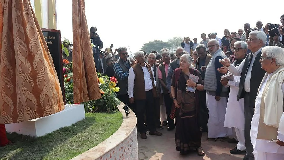 <div class="paragraphs"><p>جیوتی بسو سنٹر فار سوشل اسٹڈیز اینڈ ریسرچ کا افتتاح کرتے ہوئے پرکاش کرات، تصویر <a href="https://x.com/cpimspeak">@cpimspeak</a></p></div>