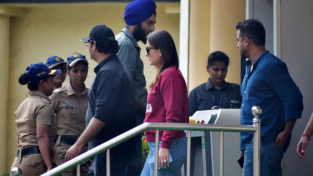 <div class="paragraphs"><p>ممبئی کے لیلاوتی استپال کے باہر کرینہ کپور خان / Getty Images</p></div>