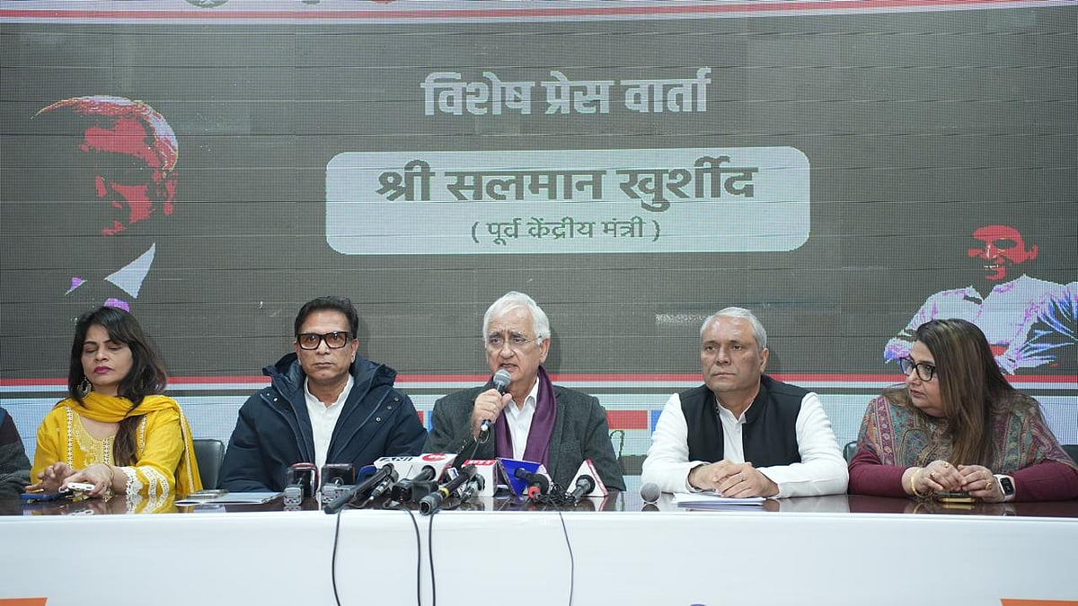 <div class="paragraphs"><p>پریس کانفرنس کرتے ہوئے سلمان خورشید</p></div>