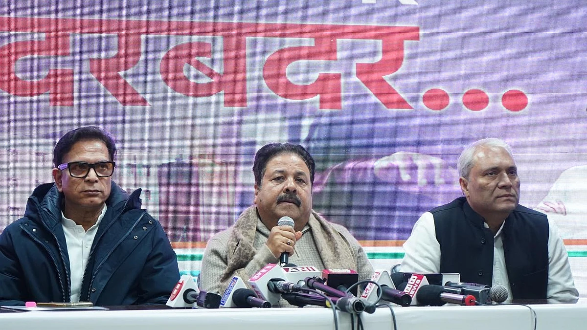 <div class="paragraphs"><p>میڈیا سے خطاب کرتے ہوئے راجیو شکلا</p></div>