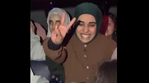 اسرائیل کی قید سے آزاد ہوئے 90 فلسطینیوں کا غزہ میں شاندار استقبال، پُرجوش نوجوانوں نے فتح کا پرچم لہرایا