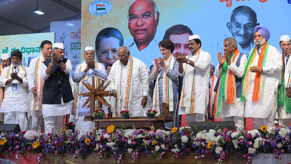 <div class="paragraphs"><p>چرخہ چلا کر ’جئے باپو، جئے بھیم، جئے آئین‘ مہم کا افتتاح کرتے ہوئے کانگریس صدر کھڑگے، تصویر @kharge</p></div>