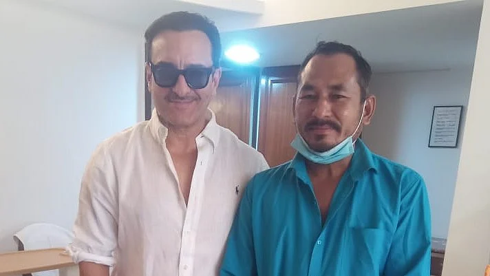 <div class="paragraphs"><p>آٹو ڈرائیور بھجن کے ساتھ سیف علی خان، تصویر <a href="https://x.com/ManobalaV">@ManobalaV</a></p></div>